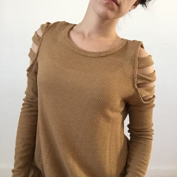 1 left ❗️ medium Open shoulder long sleeve top - Picture 2 of 8